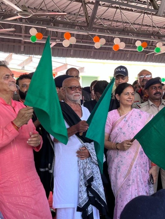 Morari Bapu Begins Sacred Jyotirlinga Ram Katha Train Yatra with a Grand Flag-off