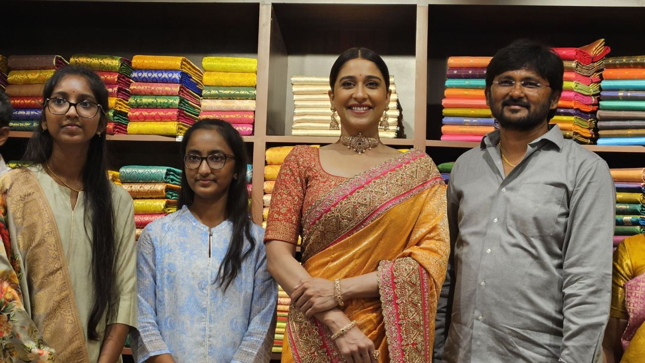 Actress Regina Cassandra Inaugurates Vastra Mahal – Kurnool’s Biggest Family Shopping Mall