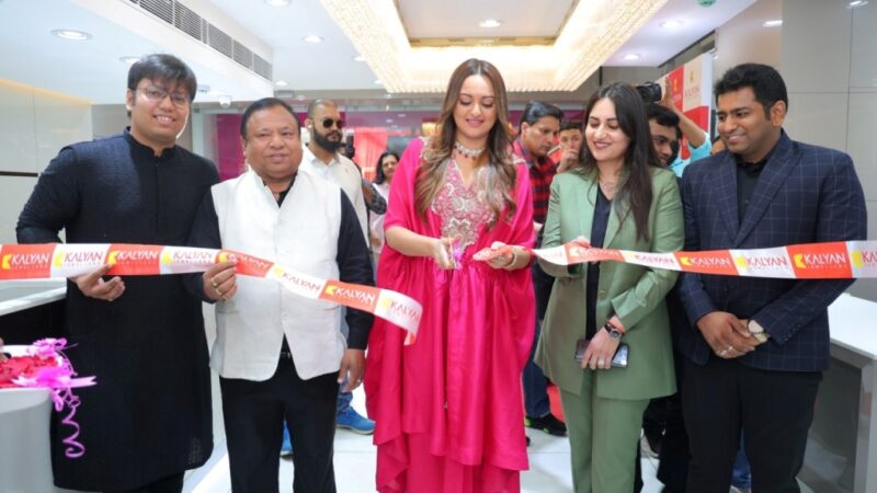 SonakshiSinha unveilsKalyanJewellers’brand new showroom in Faridabad